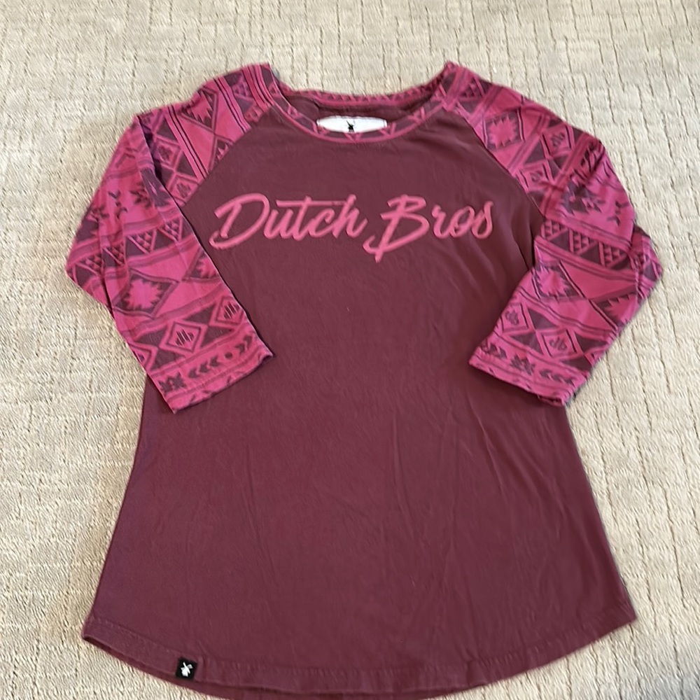 Dutch Bros Women’s baseball style tee shirt medium maroon
